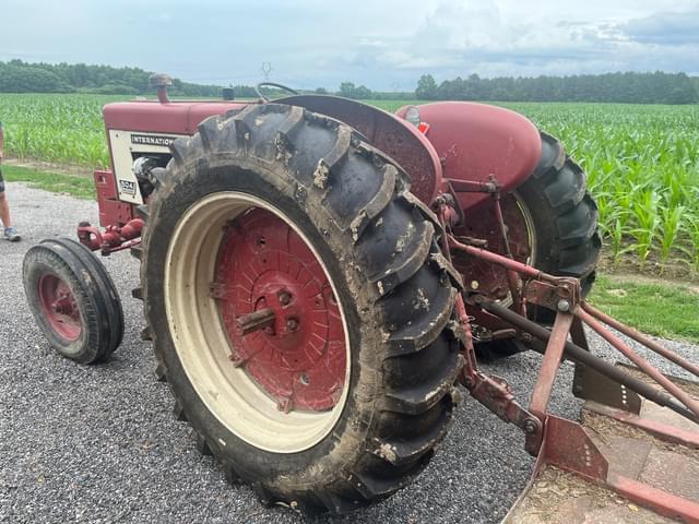 Image of International Harvester 504 equipment image 2