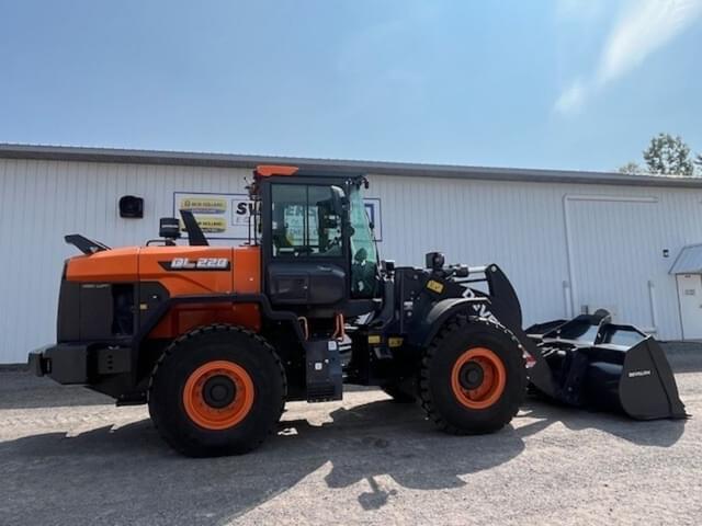 Image of Develon DL220-7 equipment image 2