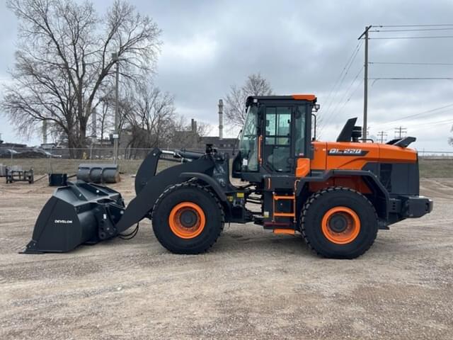 Image of Develon DL220-7 equipment image 2