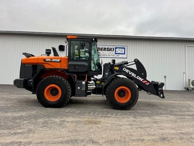 Image of Develon DL250-7 equipment image 2