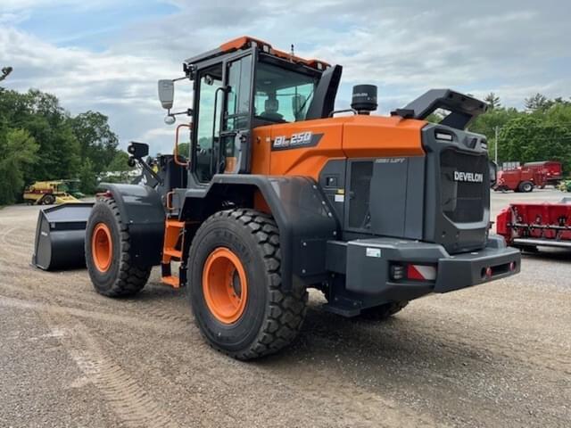 Image of Develon DL250-7 equipment image 2