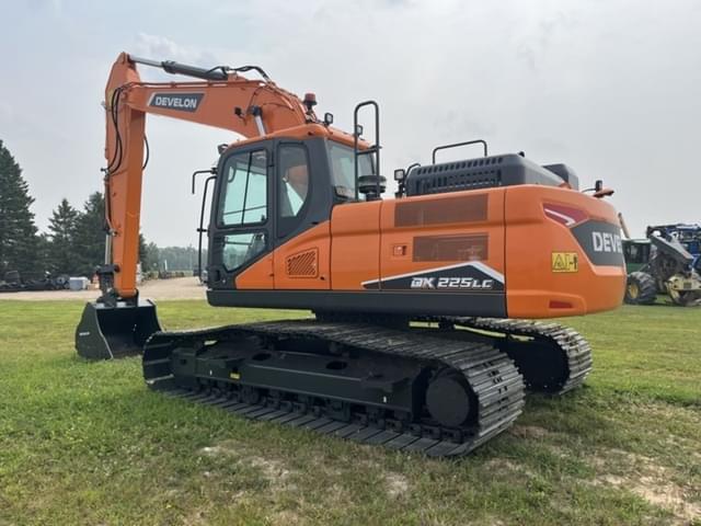 Image of Develon DX225LC-7 equipment image 3