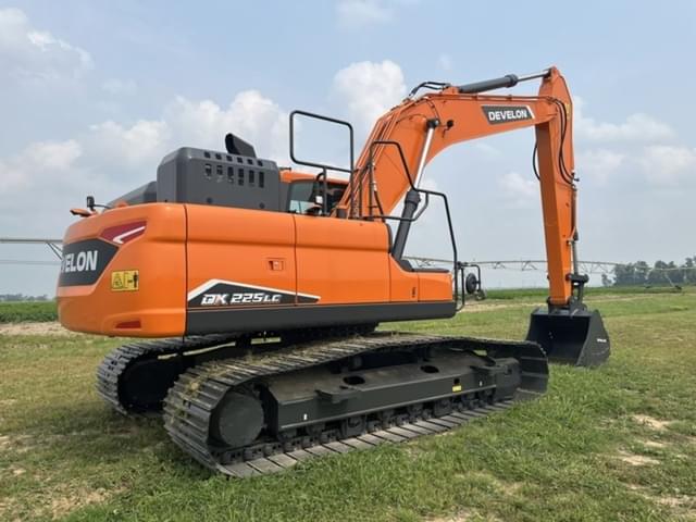 Image of Develon DX225LC-7 equipment image 2