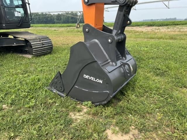 Image of Develon DX225LC-7 equipment image 4