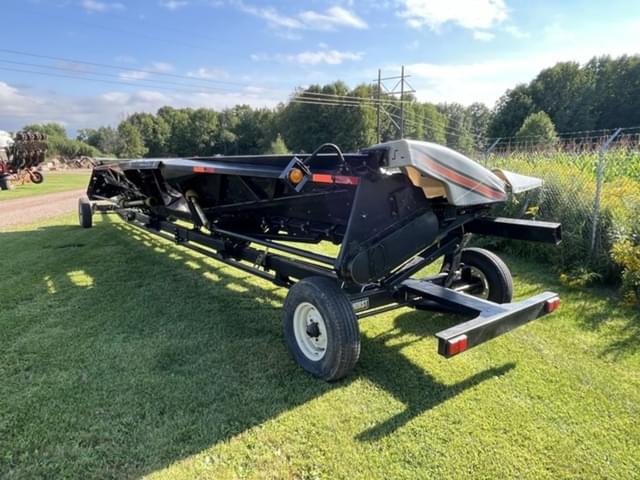 Image of Gleaner 1230 equipment image 4