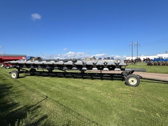 Image of Gleaner 1230 equipment image 1