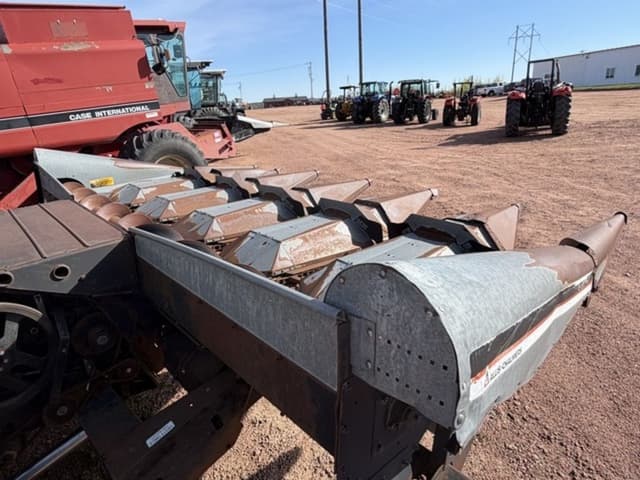 Image of Gleaner 630 equipment image 4