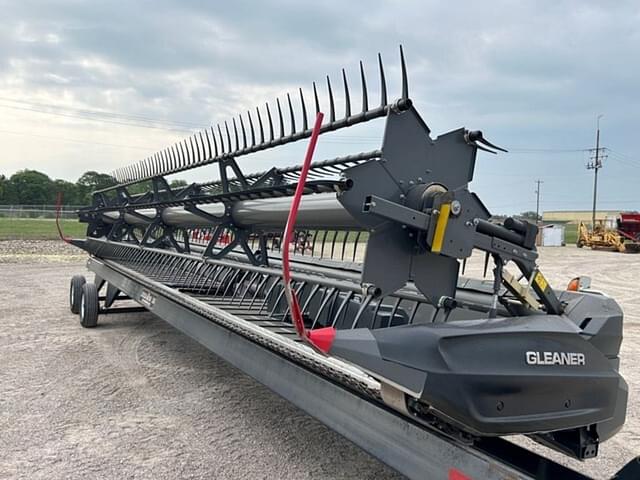 Image of Gleaner 9330 equipment image 2