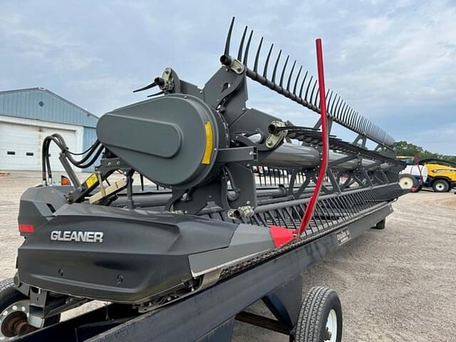 Image of Gleaner 9330 equipment image 4