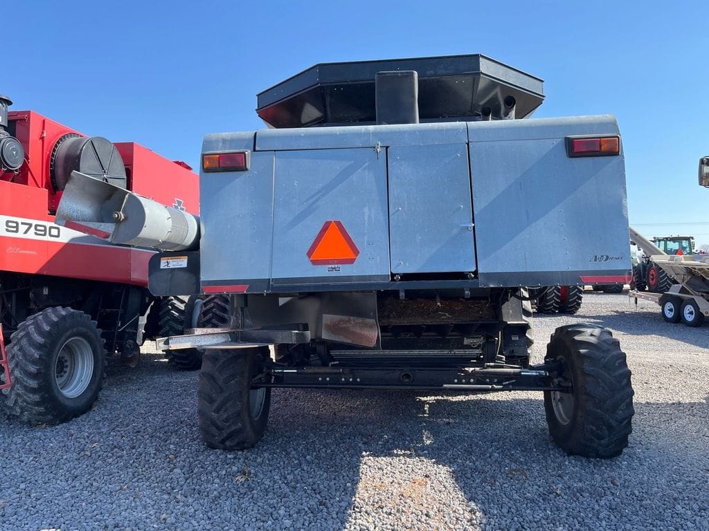 Main image Gleaner R62