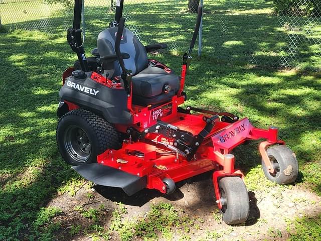 Image of Gravely Pro-Turn 152 equipment image 3