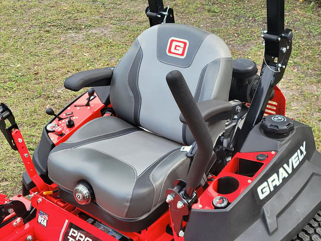 Image of Gravely Pro-Turn 260 equipment image 4