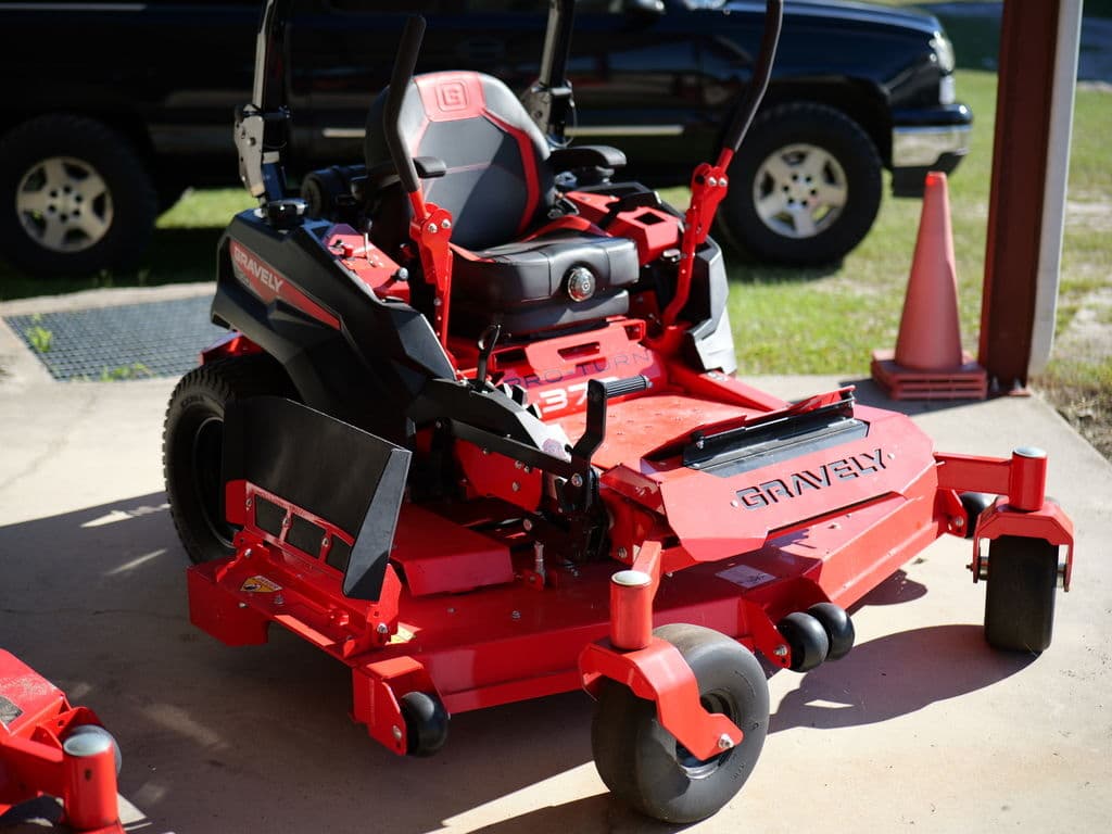 Image of Gravely Pro-Turn 372 Image 1