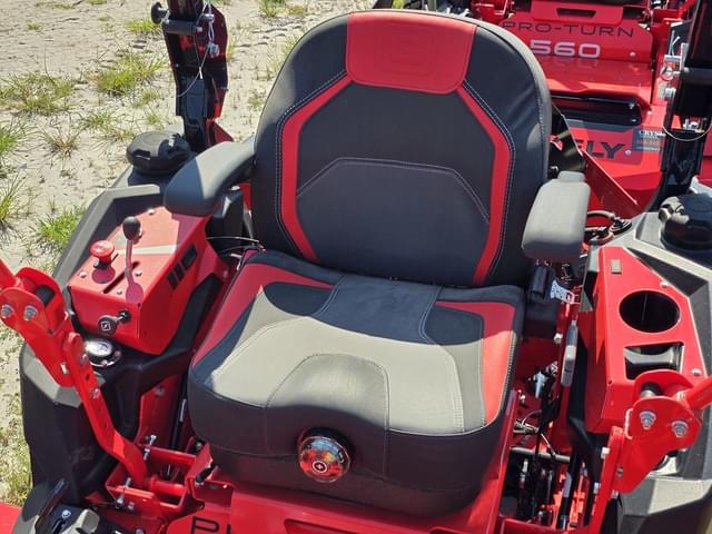 Image of Gravely Pro-Turn 372 equipment image 4