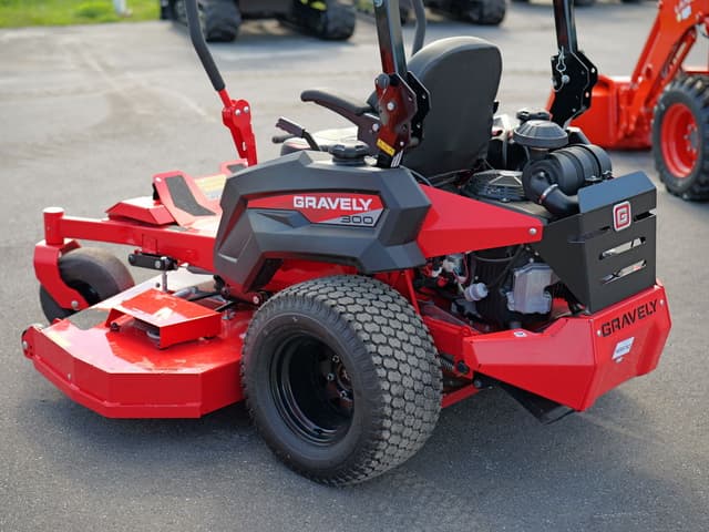Image of Gravely Pro-Turn 372 equipment image 3