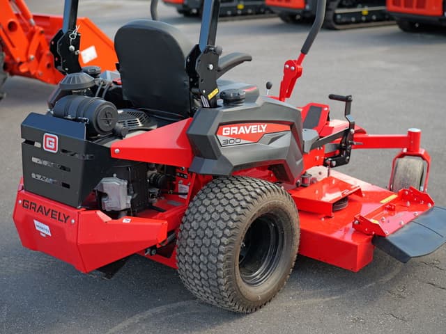 Image of Gravely Pro-Turn 372 equipment image 2