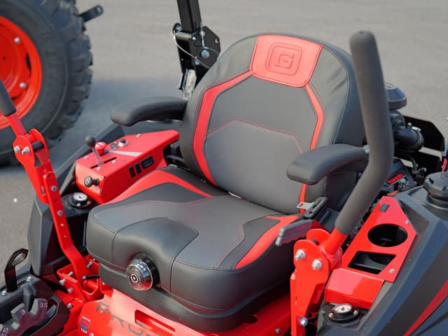 Image of Gravely Pro-Turn 372 equipment image 4