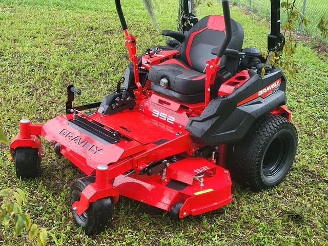 Image of Gravely Pro-Turn 352 equipment image 2