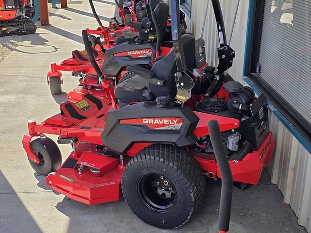 Image of Gravely Pro-Turn 560 equipment image 2