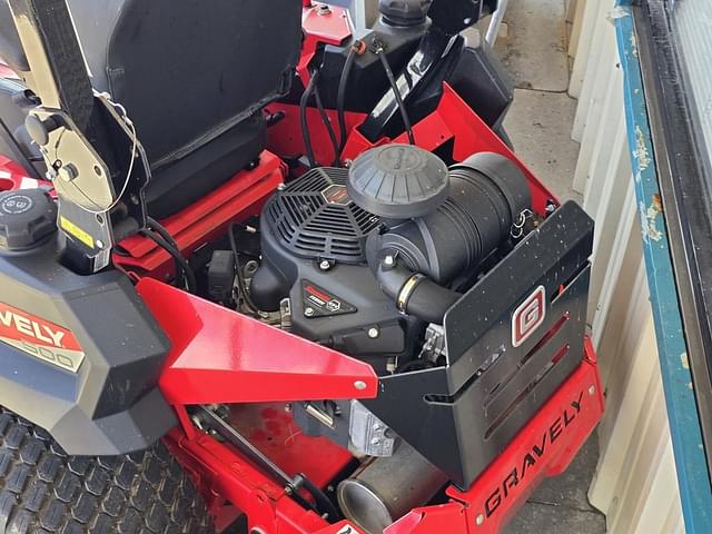 Image of Gravely Pro-Turn 560 equipment image 3