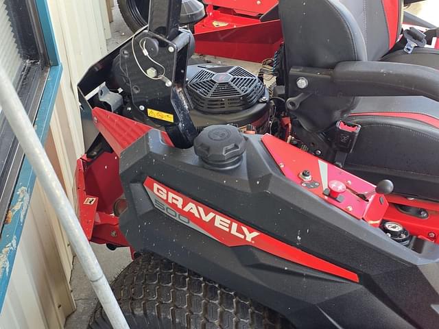 Image of Gravely Pro-Turn 560 equipment image 4