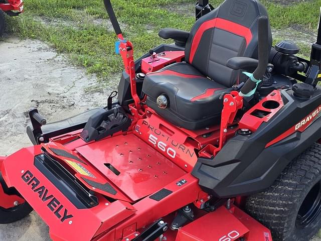 Image of Gravely Pro-Turn 560 equipment image 4