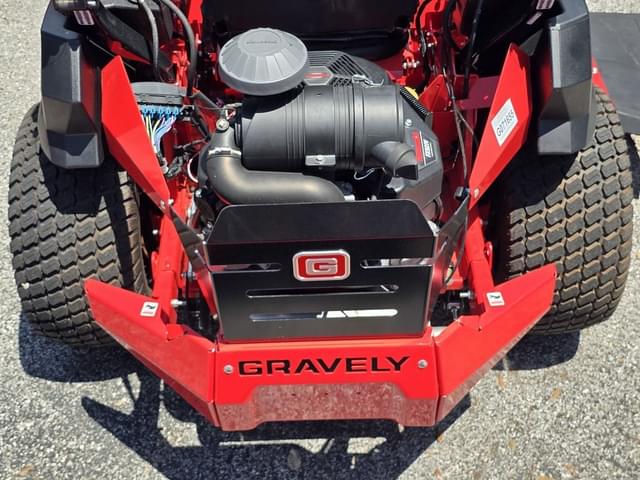 Image of Gravely Pro-Turn 560 equipment image 2