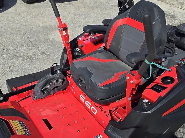 Image of Gravely Pro-Turn 560 equipment image 4