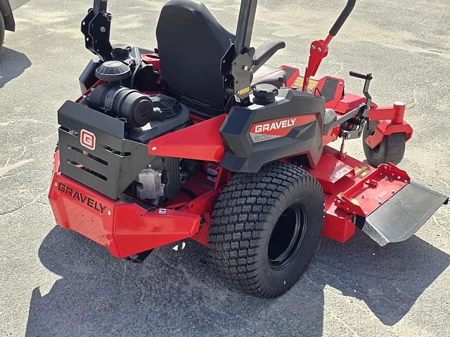 Image of Gravely Pro-Turn 560 equipment image 2