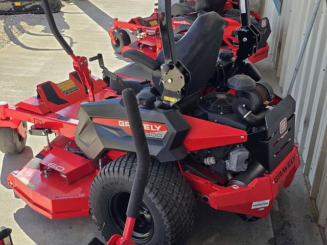 Image of Gravely Pro-Turn 560 equipment image 2