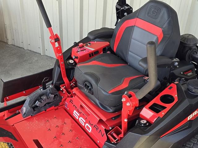 Image of Gravely Pro-Turn 560 equipment image 3