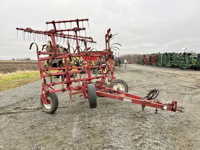 Image of International Harvester 352 equipment image 1