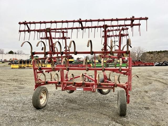 Image of International Harvester 352 equipment image 4