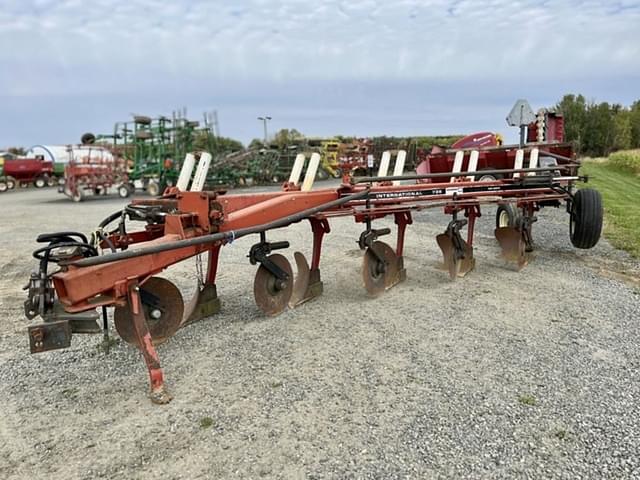 Image of International Harvester 735 equipment image 1