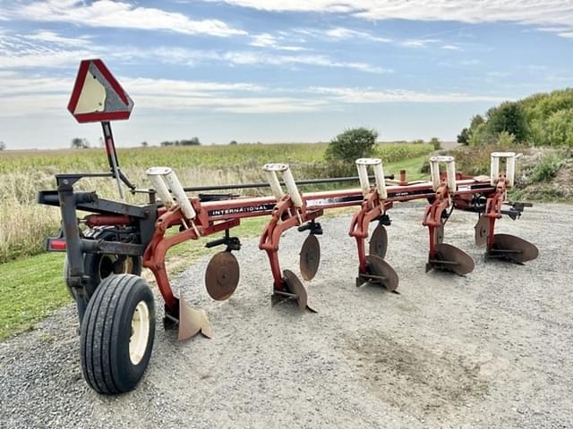 Image of International Harvester 735 equipment image 3