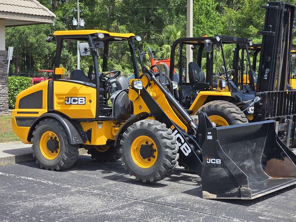 Image of JCB 407 Agri Image 0