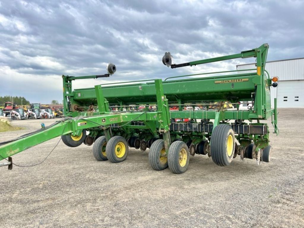 1998 John Deere 1530 Equipment Image0