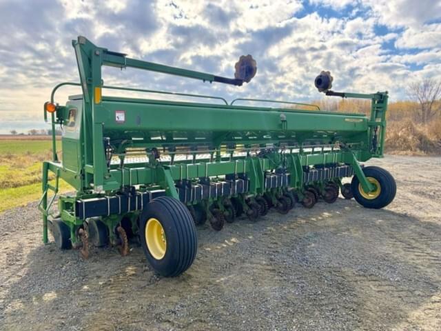 Image of John Deere 1530 equipment image 1