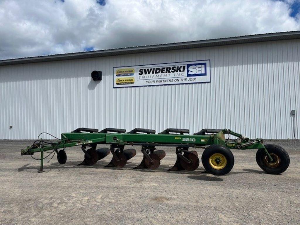 Image of John Deere 2810 Image 1