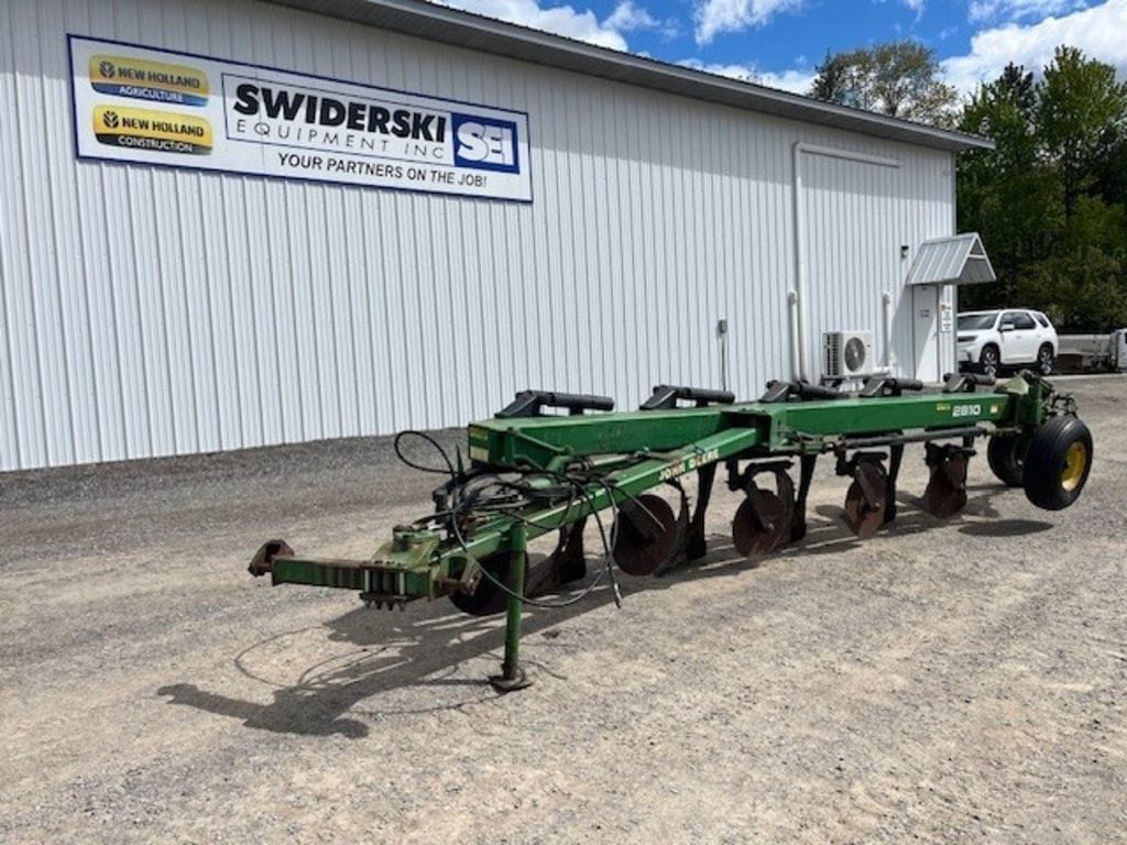 John Deere 2810 Equipment Image0
