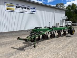 John Deere 2810 Image