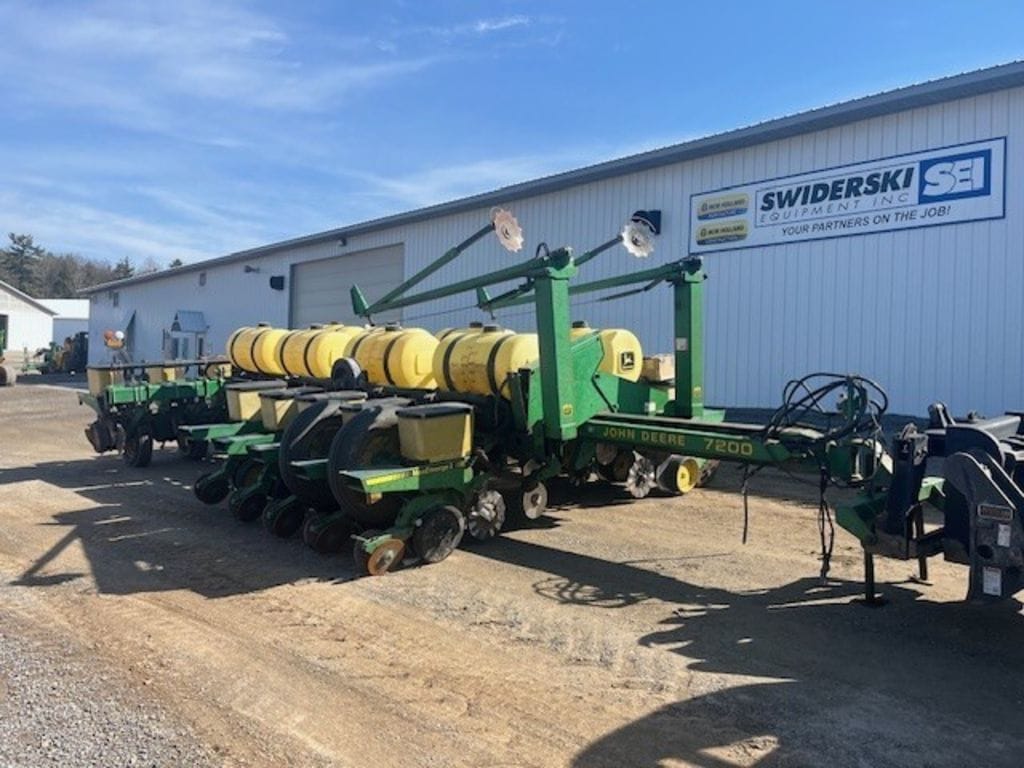 John Deere 7200 Equipment Image0