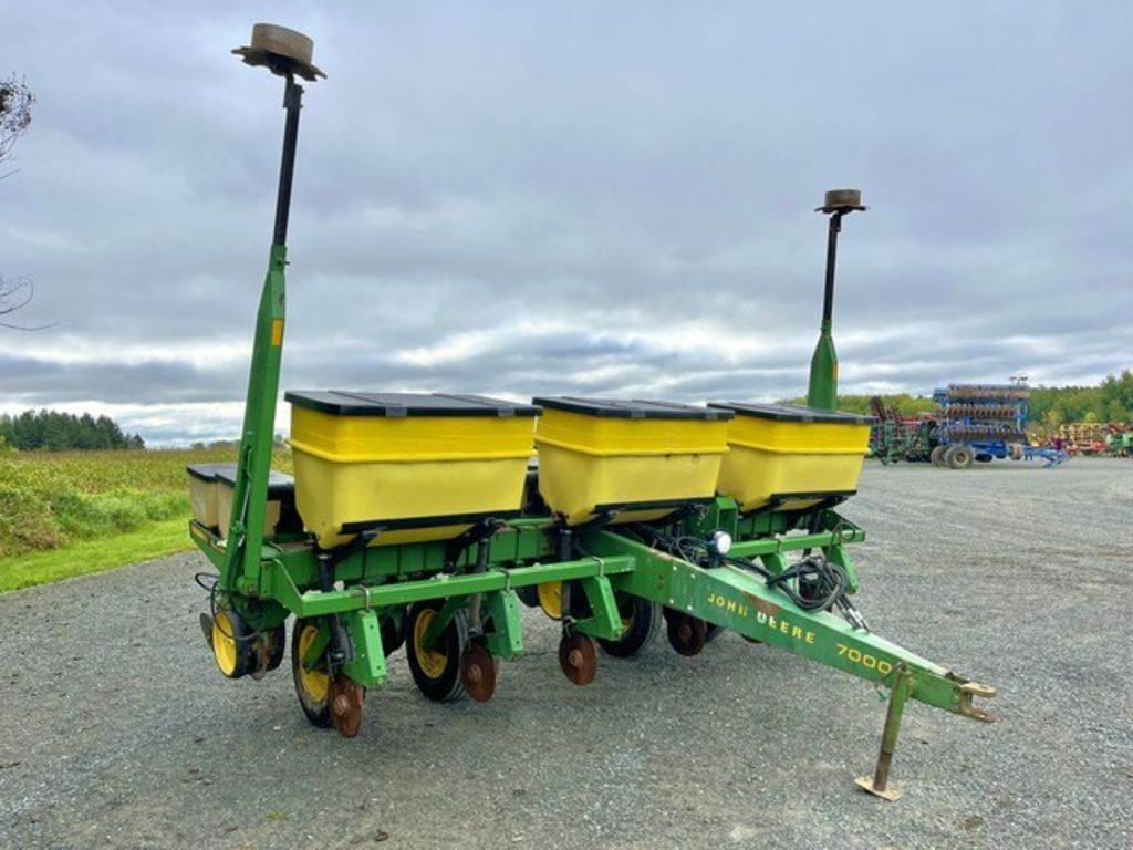 1991 John Deere 7200 Equipment Image0
