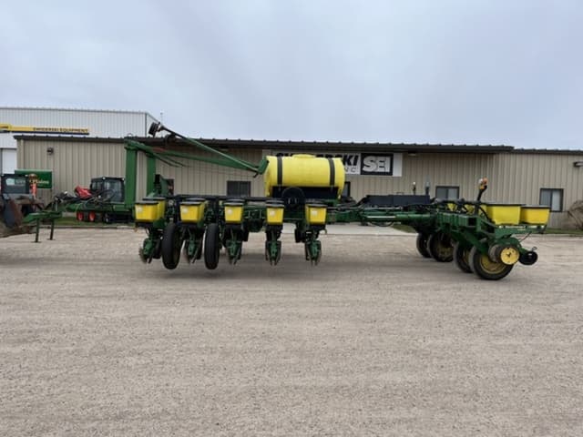 Image of John Deere 7200 equipment image 1