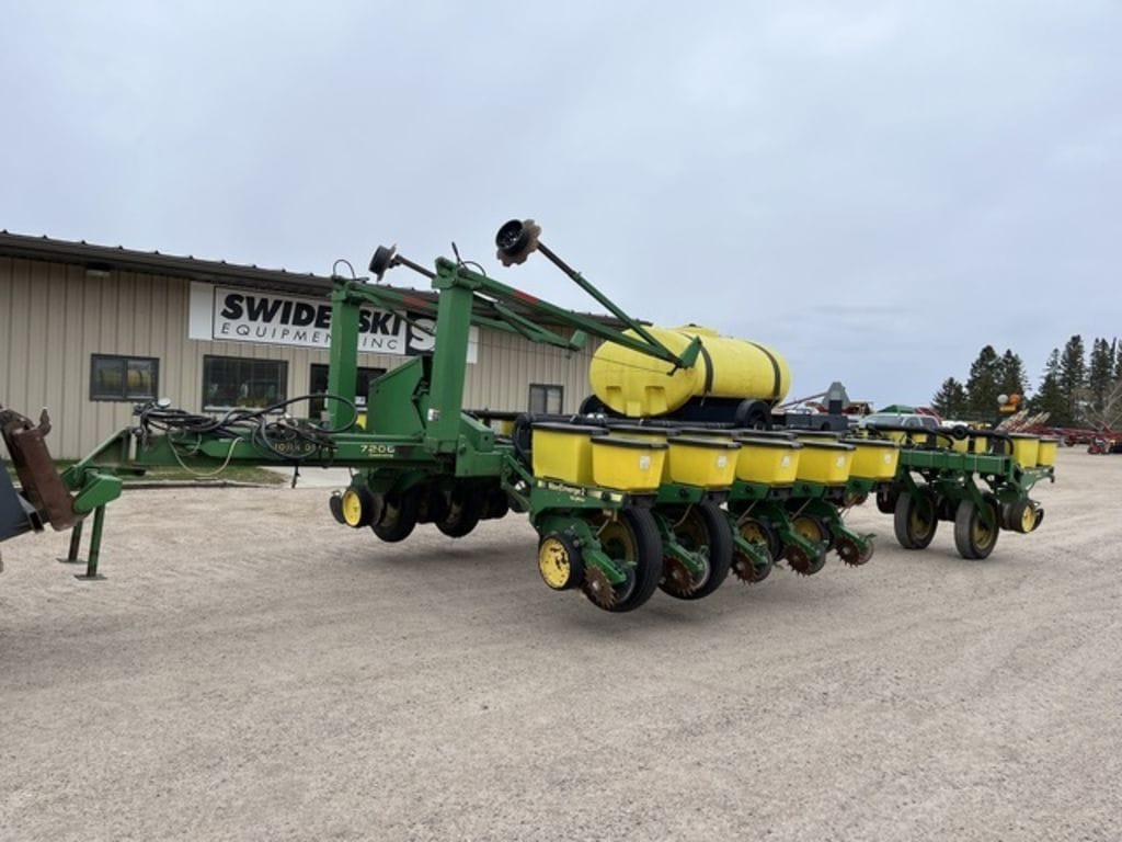 1996 John Deere 7200 Equipment Image0