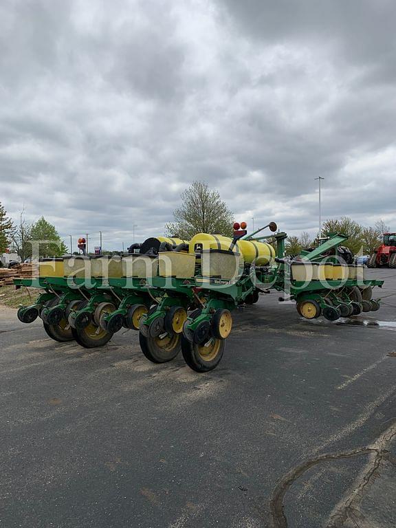 Image of John Deere 7200 equipment image 3