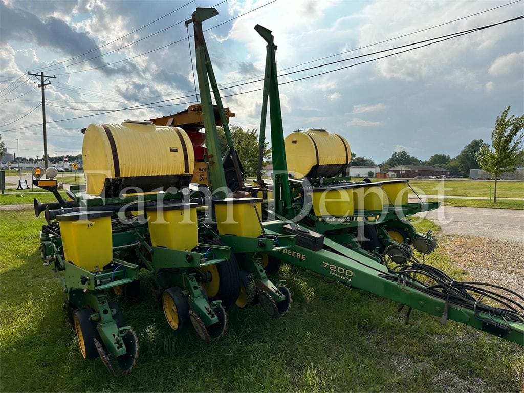 John Deere 7200 Equipment Image0