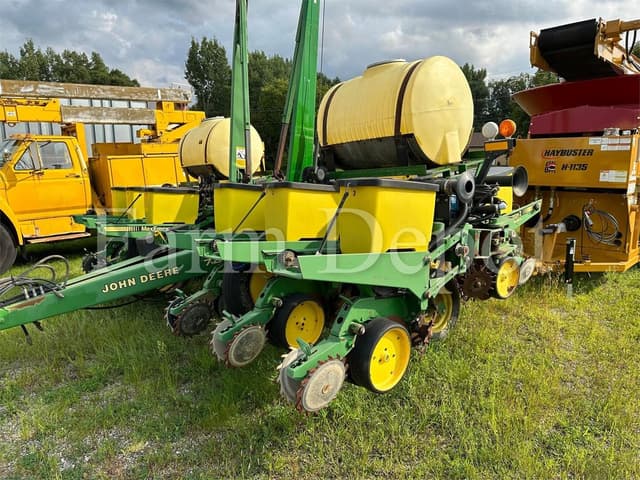 Image of John Deere 7200 equipment image 1