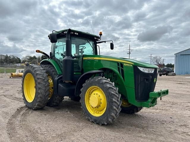 Image of John Deere 8260R equipment image 2