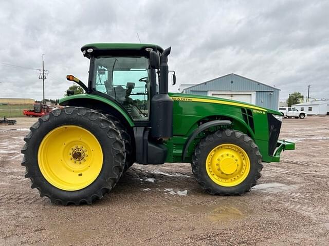 Image of John Deere 8260R equipment image 3